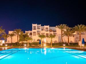 A piscina localizada em Mercure Hurghada Hotel ou nos arredores