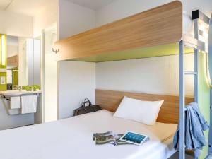 - une chambre avec des lits superposés et un livre dans l'établissement ibis budget Glasgow, à Glasgow