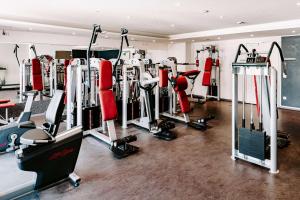 een fitnessruimte met veel apparatuur in een kamer bij Vienna House Easy by Wyndham Stuttgart in Stuttgart