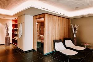 een eetkamer met 2 stoelen en een kast bij Vienna House Easy by Wyndham Stuttgart in Stuttgart