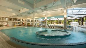 una gran piscina en un gran edificio en Hotel Terme Jezercica, en Donja Stubica