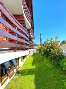 een uitzicht op de zijkant van een gebouw met groen gras bij Hotel Germania in Puerto Varas