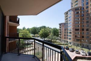 uma varanda com vista para a cidade em Unique Luxury Apt with Rooftop @Pentagon City em Arlington