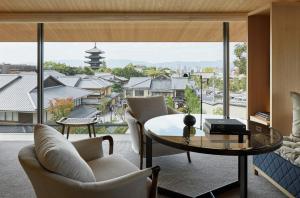 un soggiorno con vista sulla città di Park Hyatt Kyoto a Kyoto