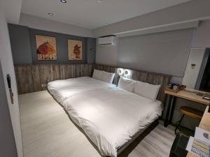 亞馨文旅 YesHome Hotel tesisinde bir odada yatak veya yataklar