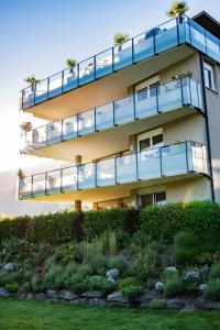 ein Gebäude mit Balkon auf der Seite in der Unterkunft Apart Hotel Legendär in Steindorf am Ossiacher See