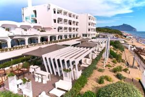 an aerial view of a hotel with tables and chairs at Hotel Oasi Di Kufra in Sabaudia