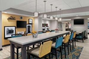 Una cocina o kitchenette en Hampton Inn Champaign Southwest