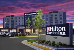 een tekening van een Hilton Garden Inn op een parkeerplaats bij Hilton Garden Inn Manassas in Manassas