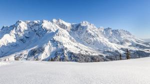 een met sneeuw bedekte berg voor een met sneeuw bedekte helling bij Hochkönig Ferien in Mühlbach am Hochkönig