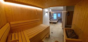 een sauna met banken en trappen in een kamer bij Hochkönig Ferien in Mühlbach am Hochkönig