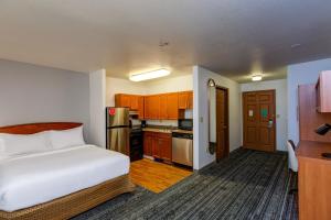 Cuina o zona de cuina de TownePlace Suites Colorado Springs