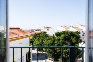 een balkon met uitzicht op de stad bij A Casa da Marina - Sitio in Nazaré