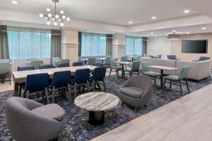 Кът за сядане в Hampton Inn Hartford Airport