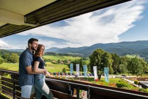 - un balcon avec vue sur les montagnes dans l'établissement Hotel Sonnenhof Lam, à Lam