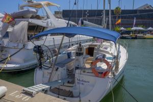 un barco blanco atracado en un muelle en el agua en Boat Accommodations Barcelona, en Barcelona