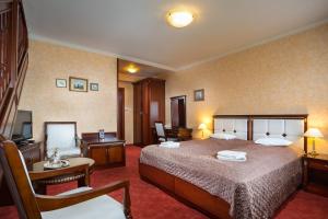 Un pat sau paturi într-o cameră la Nelson Hotel