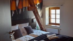 - une chambre avec un lit et une échelle dans l'établissement Hotel Spichrz, à Borcz