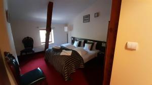 - une chambre avec un lit et une fenêtre dans l'établissement Hotel Spichrz, à Borcz