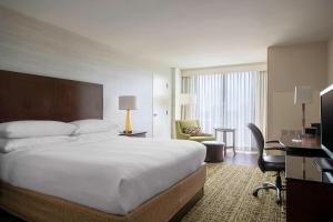 Tempat tidur dalam kamar di Atlanta Marriott Perimeter Center