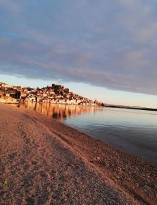 Blick auf einen Strand mit Häusern und das Wasser in der Unterkunft Kuća za odmor EMA in Šibenik