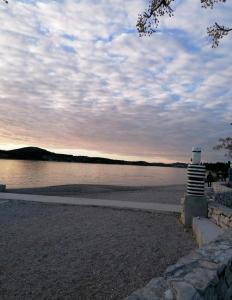 Blick auf einen Wasserkörper mit wolkigem Himmel in der Unterkunft Kuća za odmor EMA in Šibenik