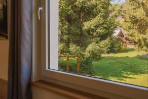 ein Fenster mit Blick auf einen Hof in der Unterkunft Nest Heiminghausen in Schmallenberg