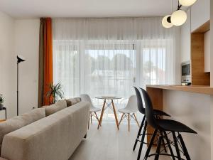 - un salon avec un canapé et une table dans l'établissement Linden Apartman 105 - Adults Only, à Mosonmagyaróvár