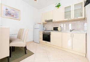 A kitchen or kitchenette at Apartments Vanesa