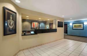 Area lobi atau resepsionis di Extended Stay America Select Suites - New Orleans - Airport