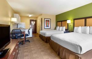 A bed or beds in a room at Extended Stay America Suites - Cleveland - Airport - North Olmsted