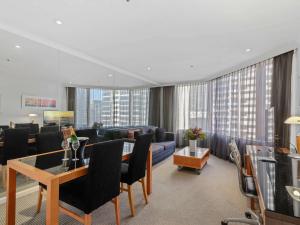 Predel za sedenje v nastanitvi The Sebel Quay West Suites Sydney