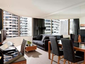 Predel za sedenje v nastanitvi The Sebel Quay West Suites Sydney