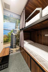 - une chambre avec 2 lits superposés et une vue sur un pont dans l'établissement MISTO capsule hotel, à Kiev