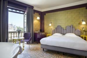 Ліжко або ліжка в номері Grand Hôtel du Midi Montpellier - Opéra Comédie