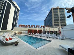 Swimming pool sa o malapit sa Nobu Hotel at Caesars Atlantic City