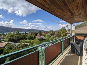 - une vue depuis le balcon d'une maison dans l'établissement Le belvedere de Menthon, à Menthon-Saint-Bernard