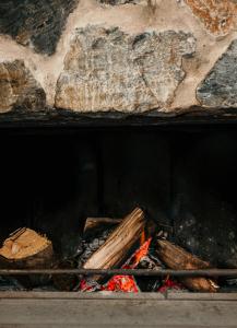 een vuur in een steenoven met hout en vlammen bij The Oak & Anchor Hotel in Port Fairy