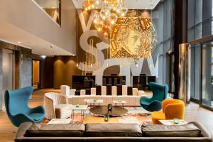 Un lugar para sentarse en Motel One Warsaw-Chopin