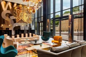 Un lugar para sentarse en Motel One Warsaw-Chopin