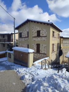 uma casa com neve em frente em Evergreen Suites em Synikia Mesi Trikalon