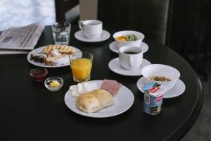 een zwarte tafel met borden eten en drinken bij Hotel Germania in Puerto Varas