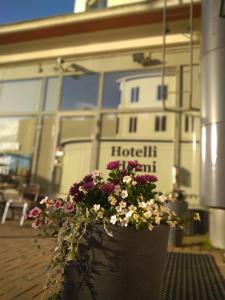 un grande vaso di fiori di fronte a un hotel di Hotelli Helmi a Turku