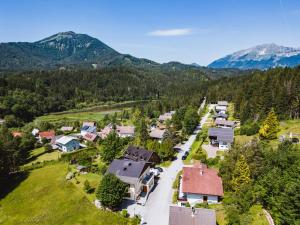 米特尔巴赫Pension Klug Adults only - DorfResort Mitterbach的享有山脉村庄的空中景致