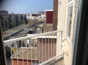 balcone con vista su un edificio di Nice apartment next to the beach a Scheveningen