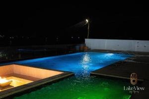 una piscina iluminada por la noche en Standard Room in Cape Coast - Lakeview by Agnes, en Cape Coast