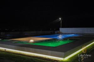 - Vistas nocturnas a un parque de patinaje con luces en Standard Room in Cape Coast - Lakeview by Agnes, en Cape Coast