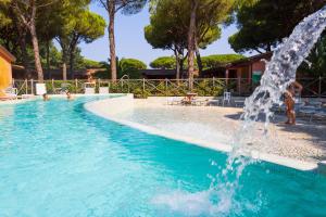 A piscina localizada em Gitavillage Il Gabbiano ou nos arredores