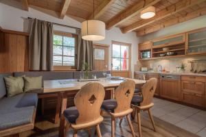 A kitchen or kitchenette at AlpenParks Hagan Lodge Altaussee