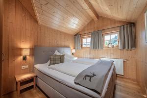 A bed or beds in a room at AlpenParks Hagan Lodge Altaussee